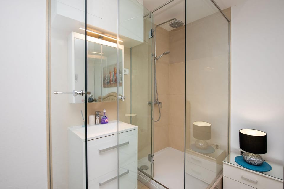 Shower, Bathroom, towels