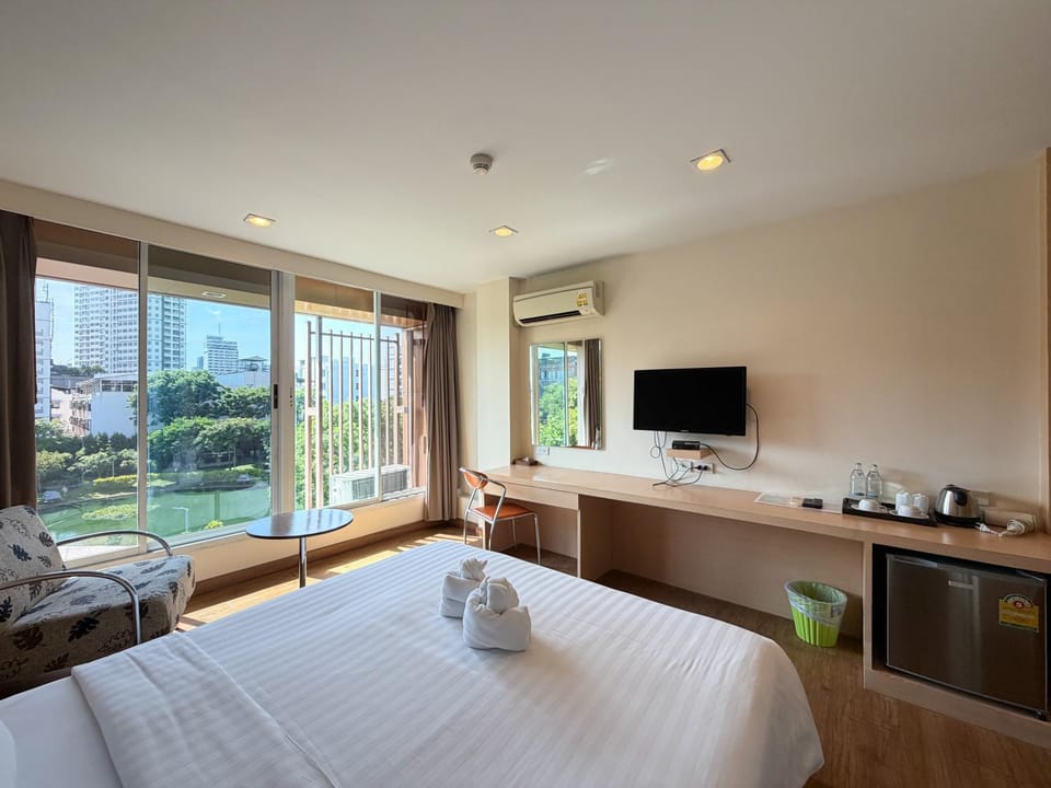 Bed, View (from property/room), Bedroom, Garden view