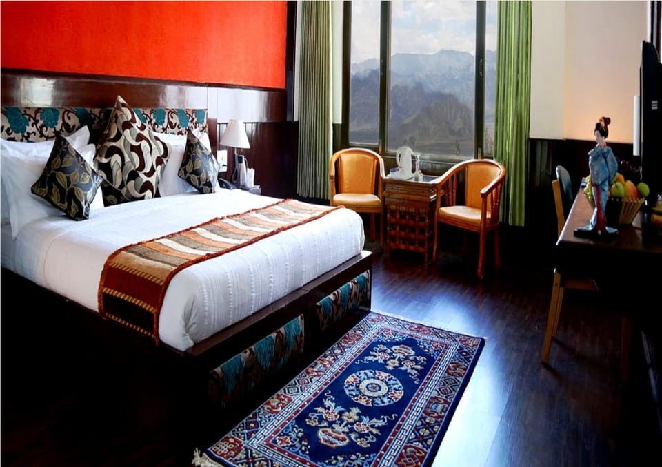 Photo of the whole room, Decorative detail