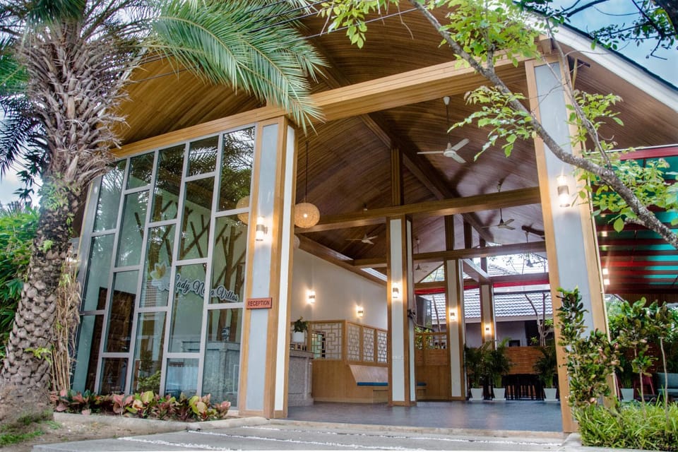 Property building, Patio, Facade/entrance