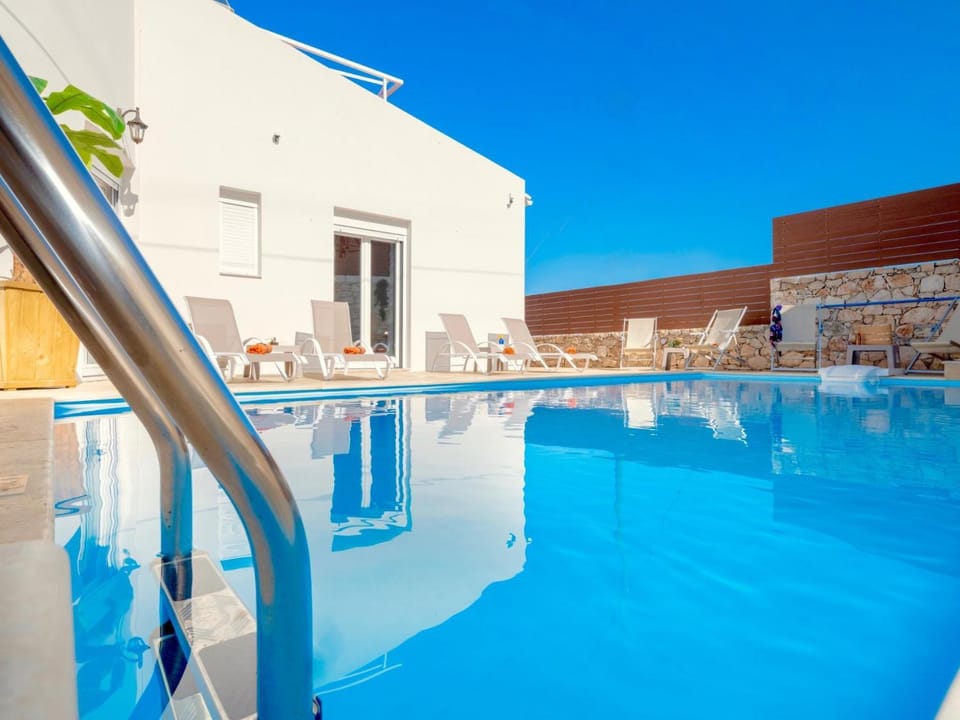 Area and facilities, Swimming pool