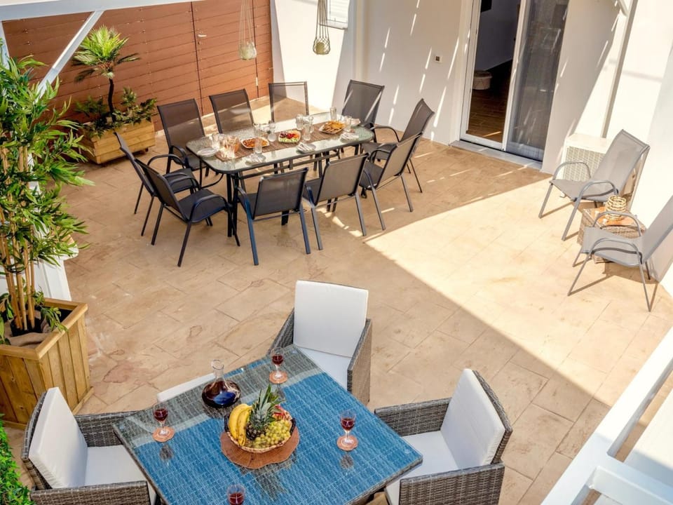 Patio, Area and facilities