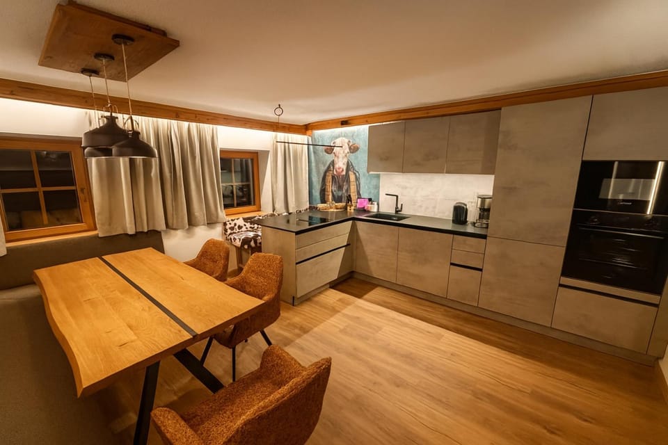 Kitchen or kitchenette, Seating area, Dining area, stove