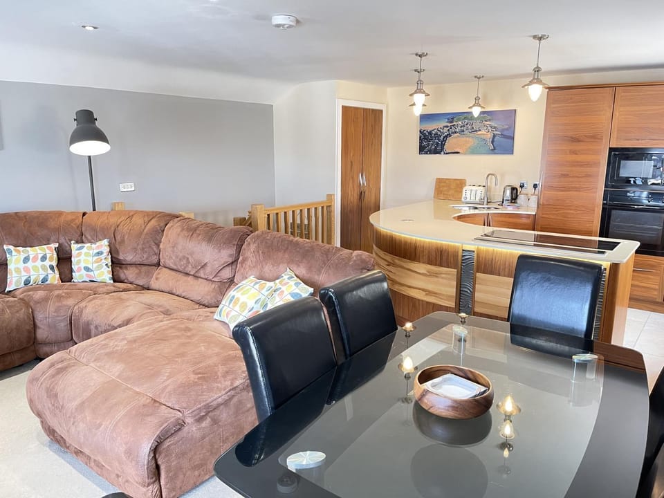 Property building, Coffee/tea facilities, Kitchen or kitchenette, Living room, Dining area