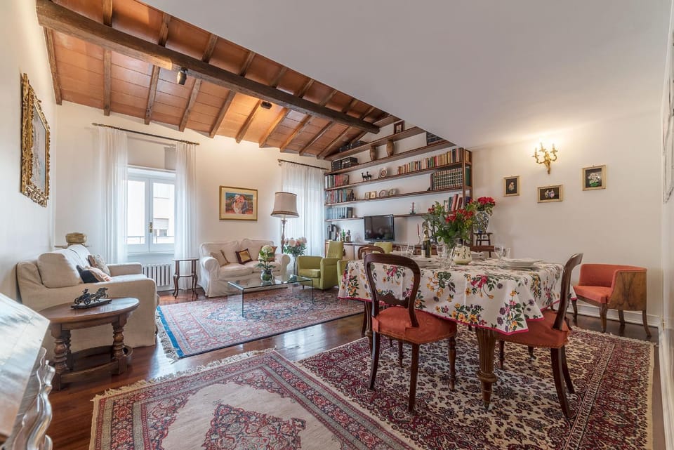 Quiet and classic on two floors, by Trevi Fountain - FromHometoRome Apartment in Rome