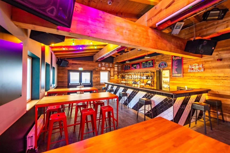 Nightclub / DJ, Lounge or bar