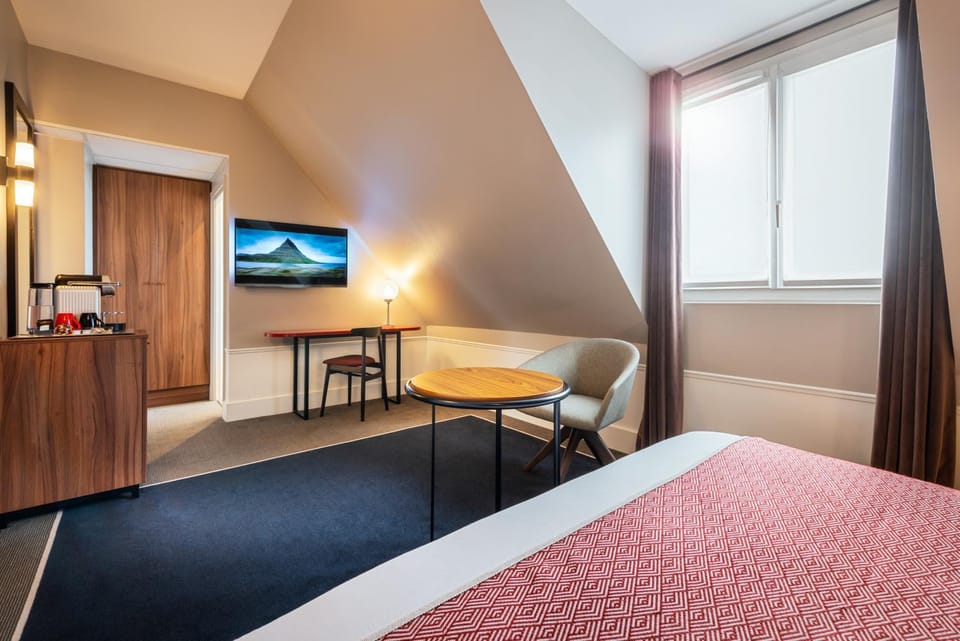 Bed, TV and multimedia, Photo of the whole room, Seating area, Bedroom, hair dresser
