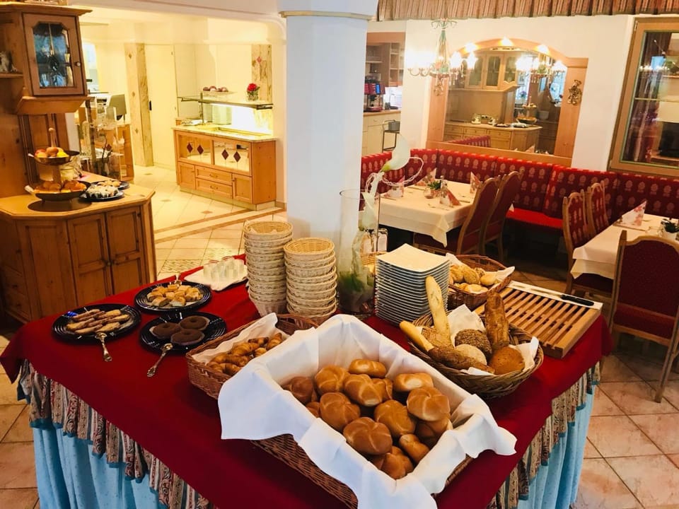 Continental breakfast, Buffet breakfast