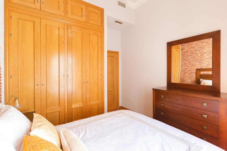 Bed, Day, Photo of the whole room, Bedroom, Autumn, On site