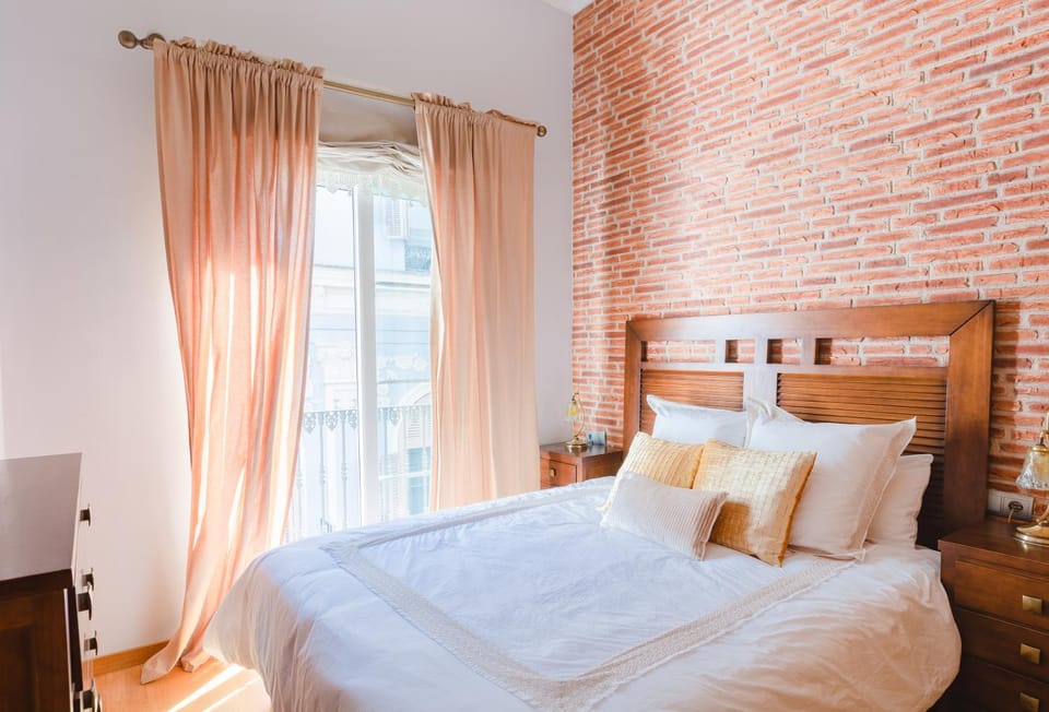 Bed, Day, Photo of the whole room, Bedroom, Autumn, On site
