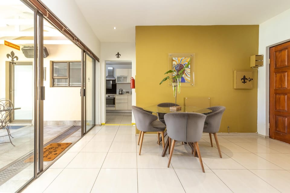 Communal lounge/ TV room, Photo of the whole room, Dining area