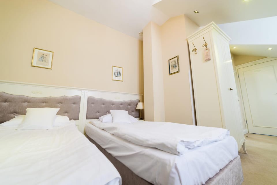 Bed, Photo of the whole room, wardrobe