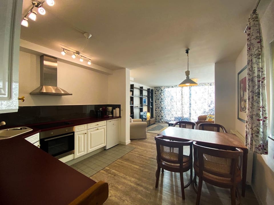 Kitchen or kitchenette, Dining area, pet friendly, stove
