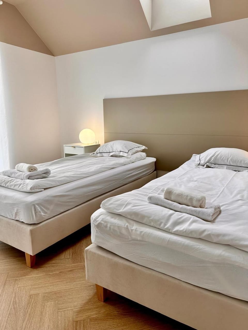 Bed, Photo of the whole room, Bedroom, towels