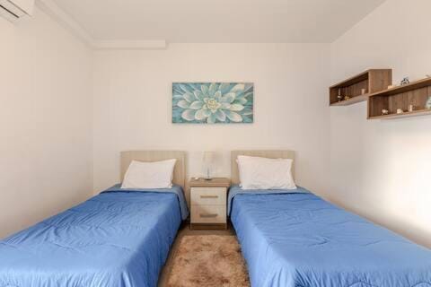 Bedroom, air conditioner