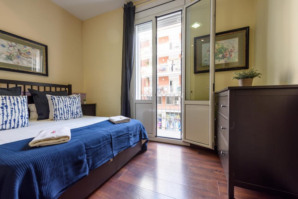 RamblasRentals Design Renovated Apartment AC Balcony10m Ramblas - Parking - Wifi Apartment in Barcelona