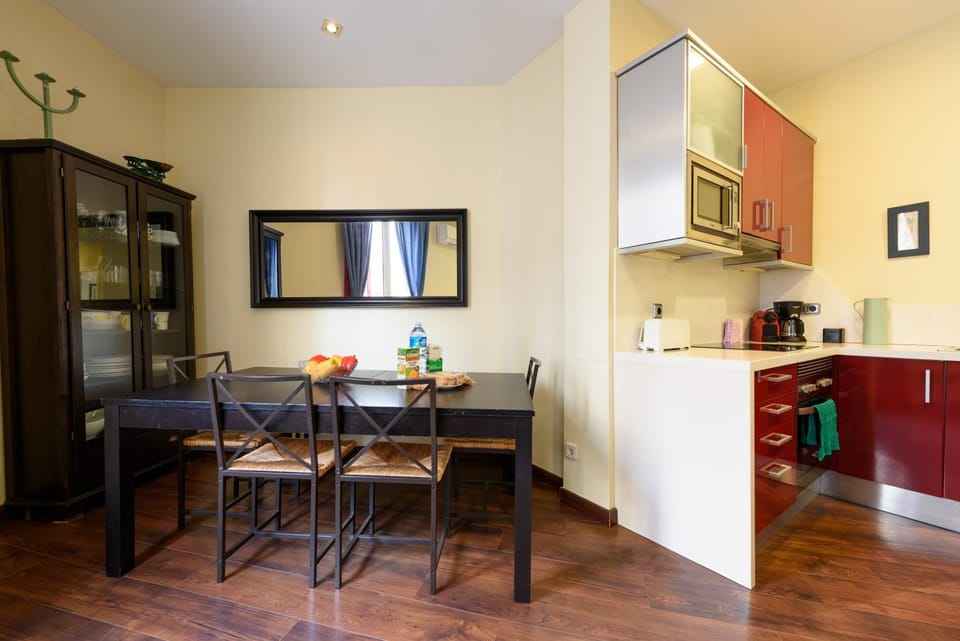 RamblasRentals Design Renovated Apartment AC Balcony10m Ramblas - Parking - Wifi Apartment in Barcelona