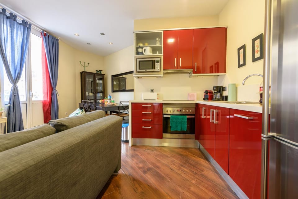 RamblasRentals Design Renovated Apartment AC Balcony10m Ramblas - Parking - Wifi Apartment in Barcelona
