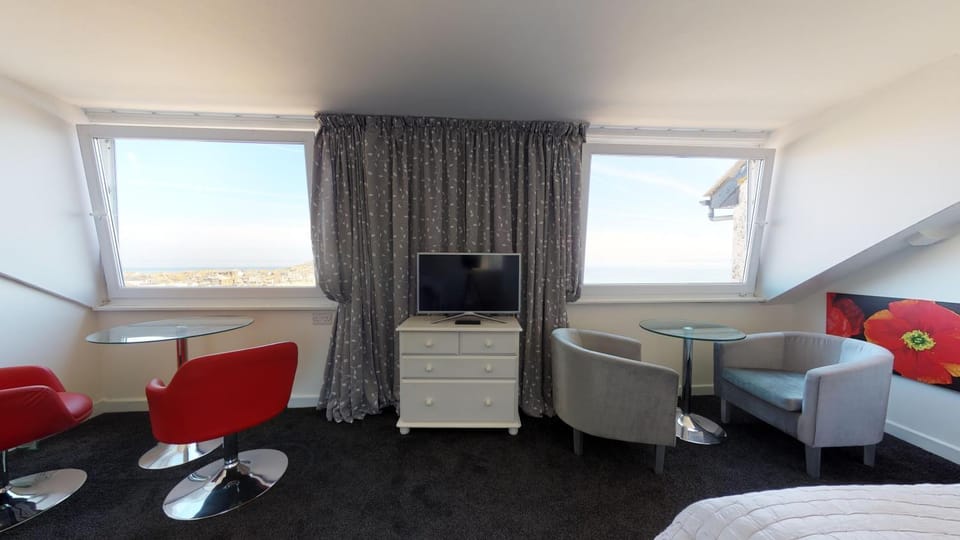 TV and multimedia, Seating area, Bedroom