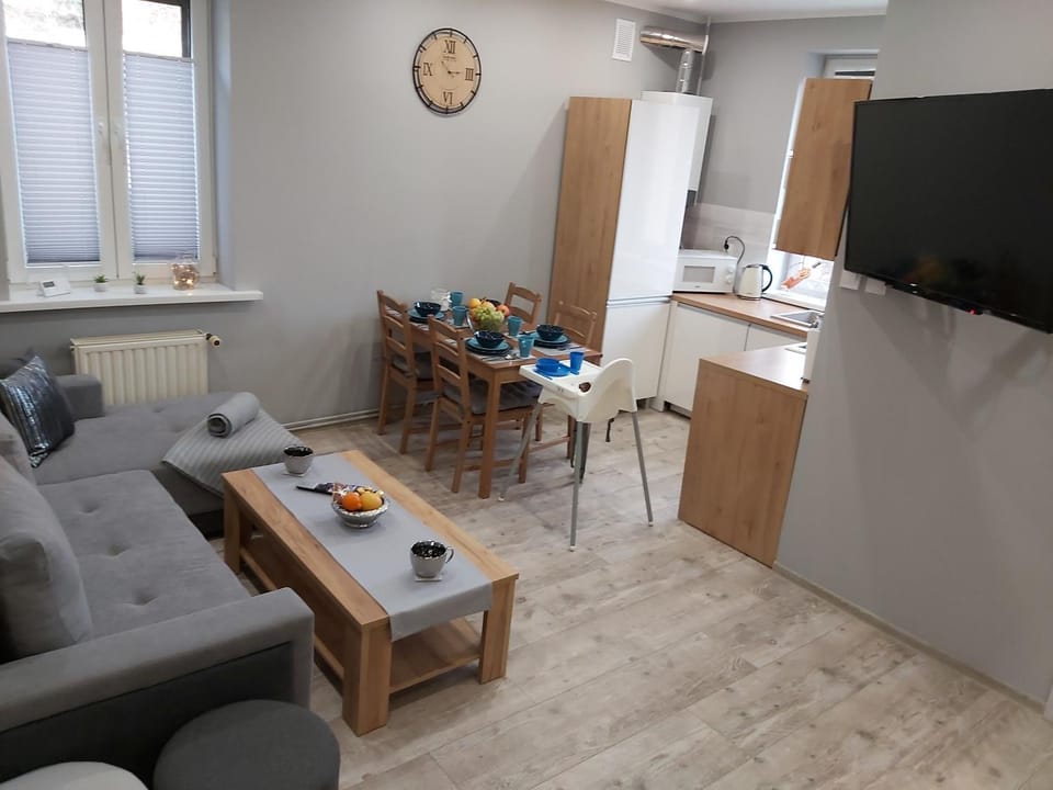 Communal lounge/ TV room, TV and multimedia, Kitchen or kitchenette, Living room, Food and drinks, Seating area, Dining area, Evening entertainment, Food, minibar