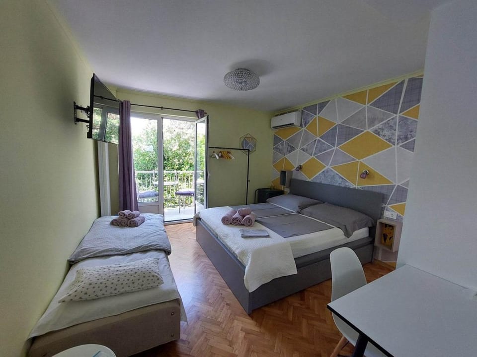 Bed, Photo of the whole room, Bedroom, towels