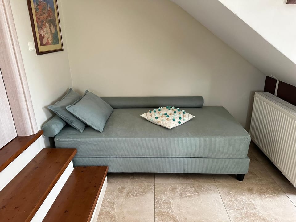 Bed, Seating area
