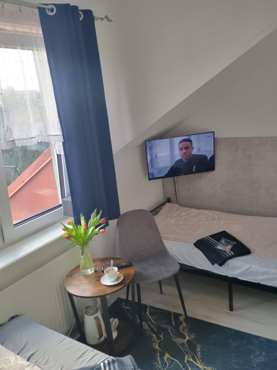 Bed, TV and multimedia, Living room, Photo of the whole room, Seating area, Bedroom