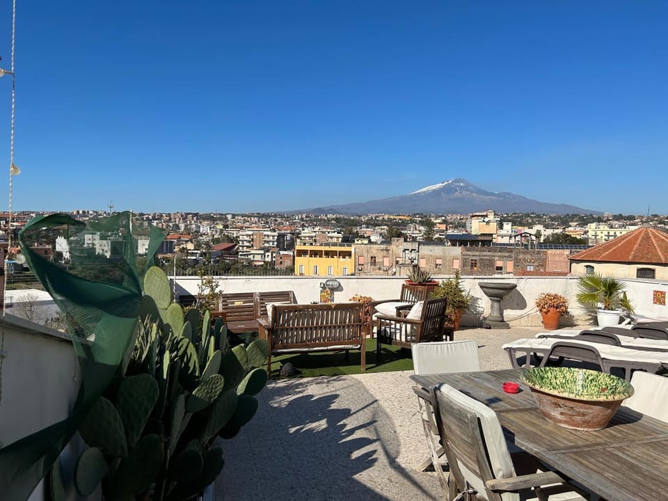 Day, Natural landscape, View (from property/room), Balcony/Terrace, Floor plan, City view, Mountain view, sunbed