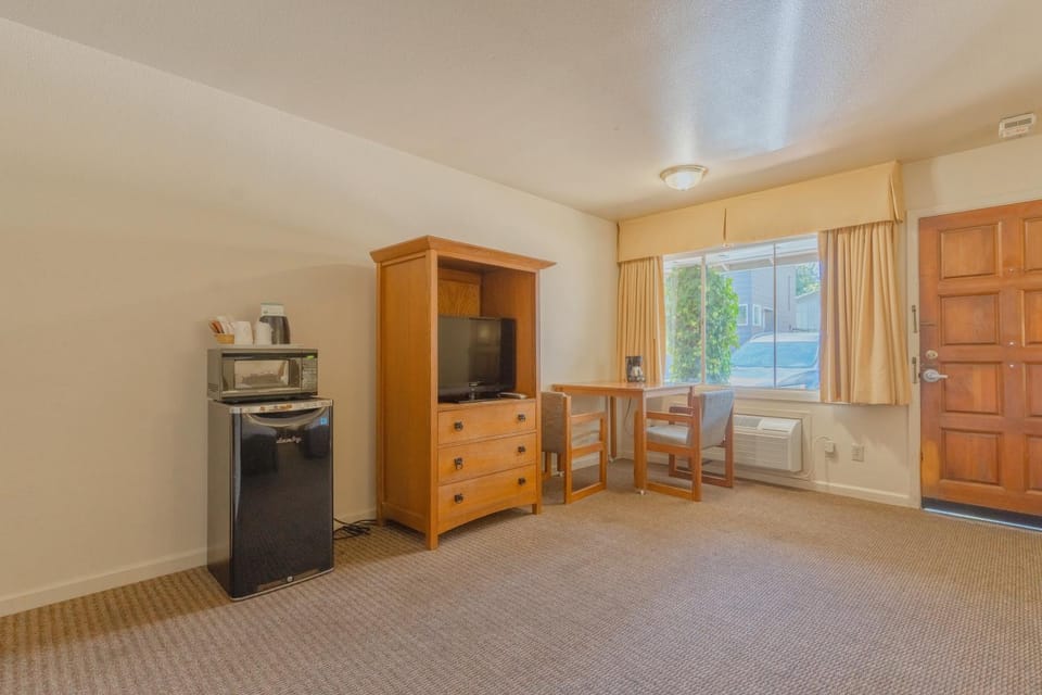 TV and multimedia, Coffee/tea facilities, minibar