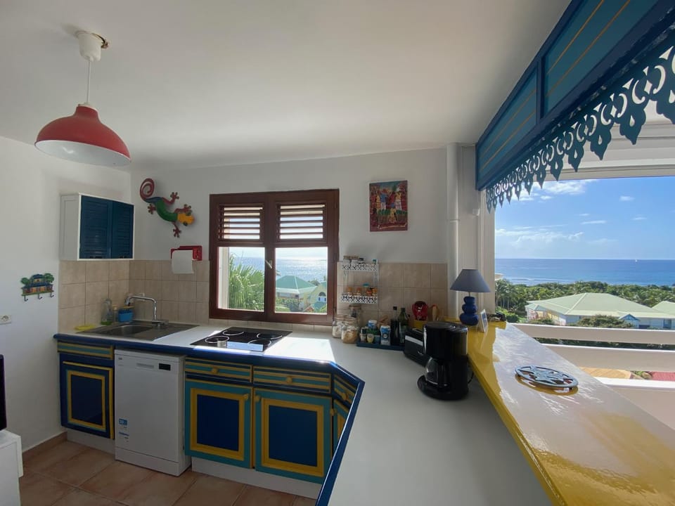 Kitchen or kitchenette, Sea view, stove