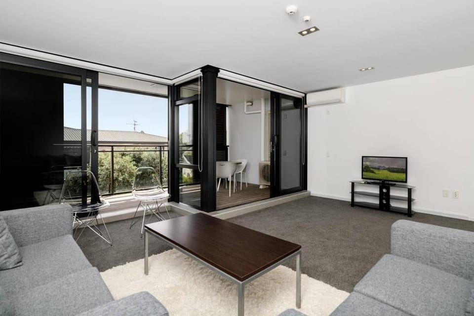 Central Mount Apartment, Quiet and Spacious with Pool Apartment in Bay Of Plenty
