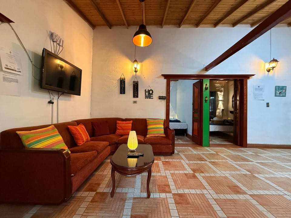 TV and multimedia, Living room, Seating area, Evening entertainment