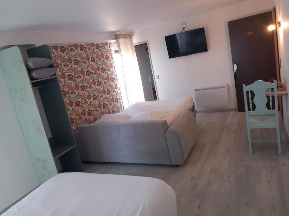 Bed, Living room, Photo of the whole room, Seating area, Bedroom