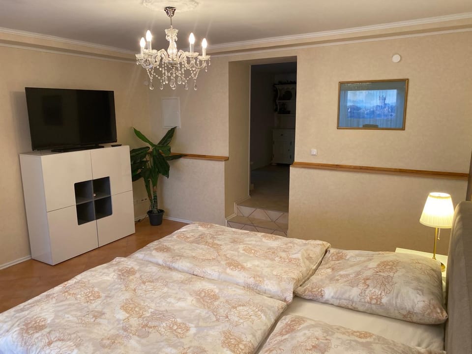 Bed, TV and multimedia, Photo of the whole room, Bedroom