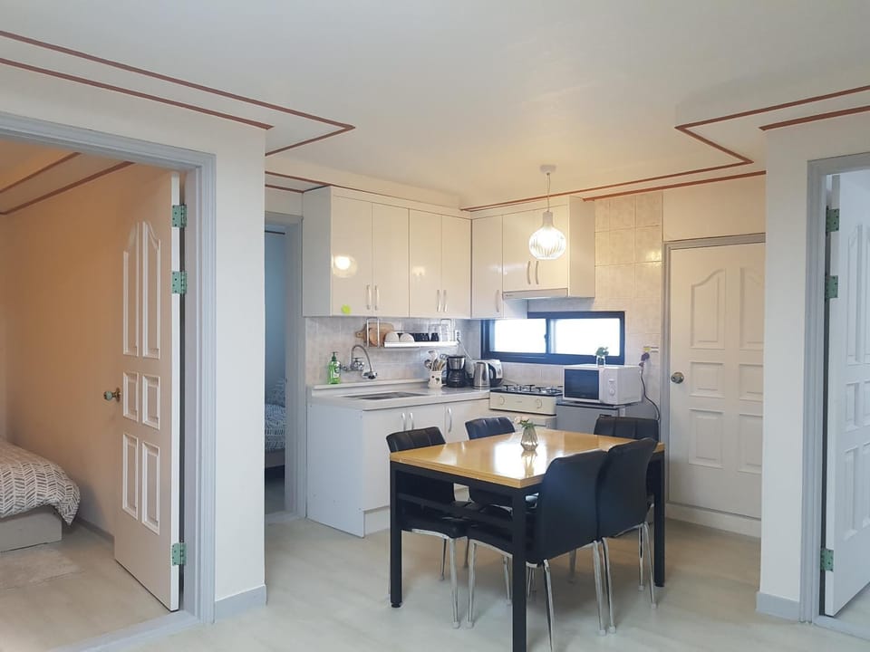 Kitchen or kitchenette, Dining area, minibar, stove
