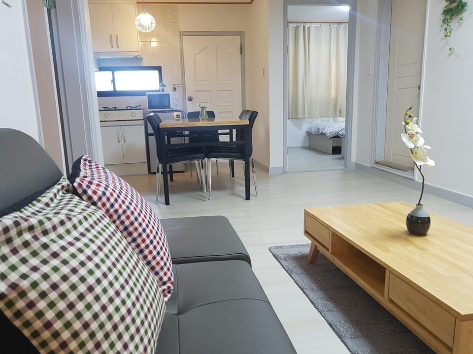 Kitchen or kitchenette, Living room