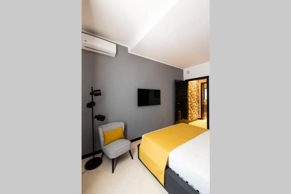 Bed, TV and multimedia, Photo of the whole room, Bedroom, air conditioner