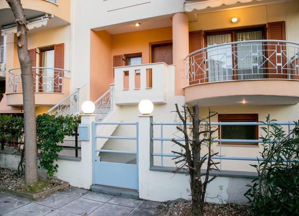 Facade/entrance, Balcony/Terrace