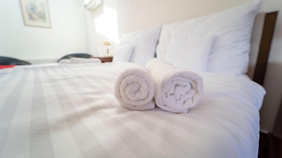 Bed, towels