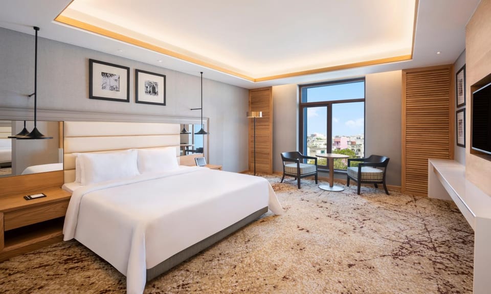 Bed, View (from property/room), Photo of the whole room, Seating area, City view, Area and facilities