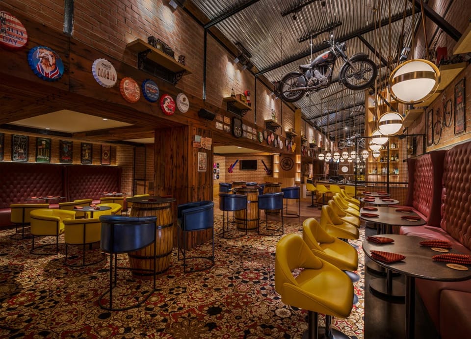 Restaurant/places to eat, Nightclub / DJ, Lounge or bar, Lounge or bar