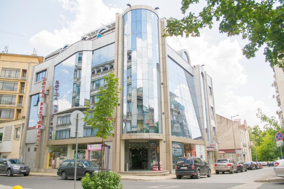 Facade/entrance