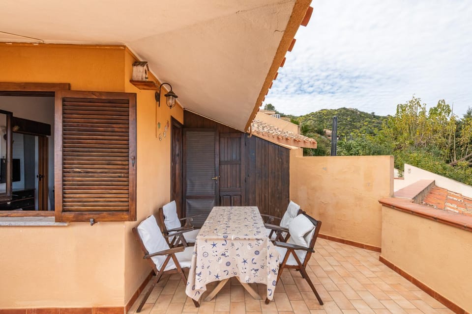 Property building, Balcony/Terrace, Living room