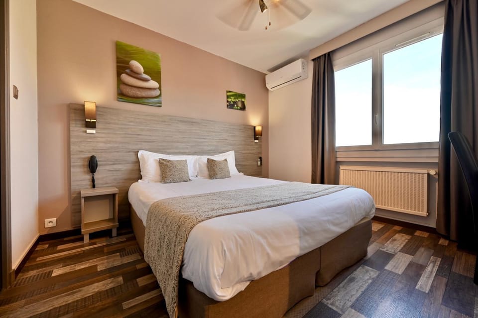 Bed, Photo of the whole room, Bedroom, fireplace