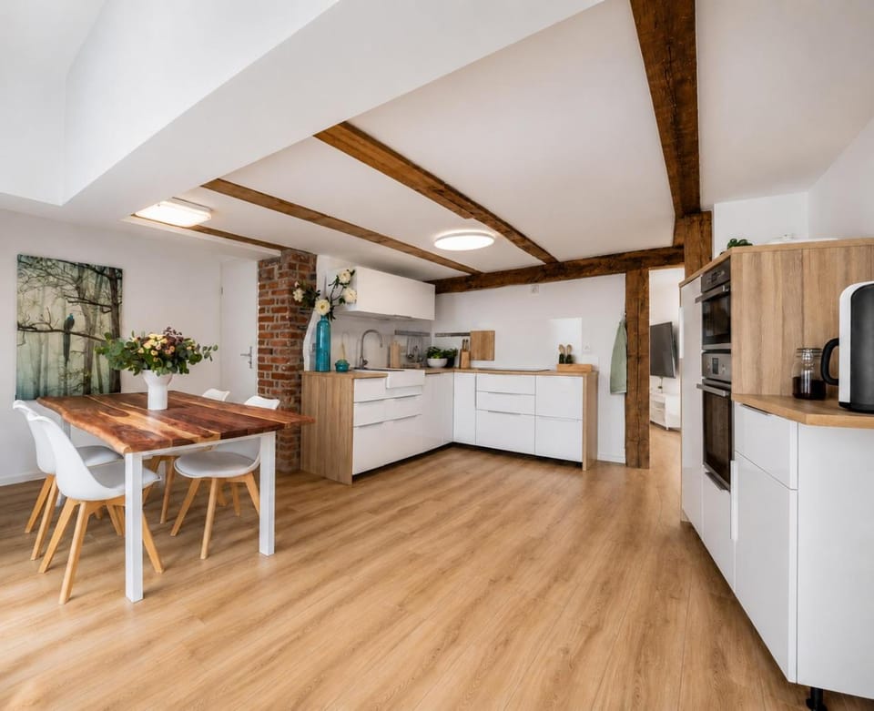 Kitchen or kitchenette, Dining area, oven