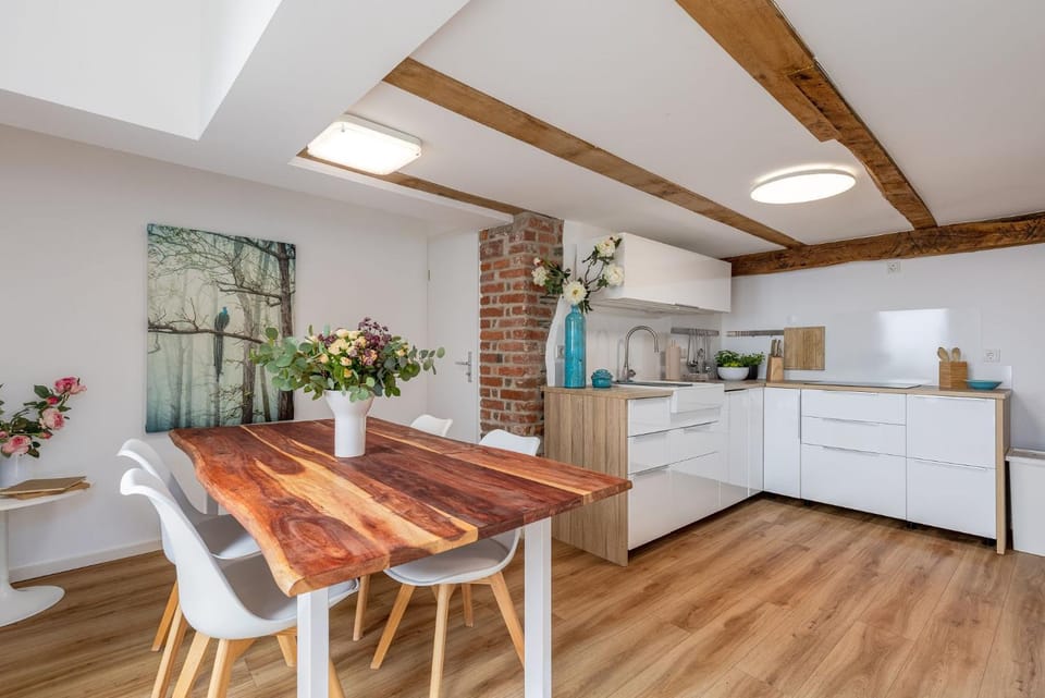 Kitchen or kitchenette, Dining area