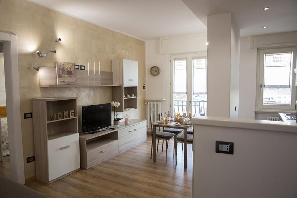 TV and multimedia, Kitchen or kitchenette, Living room, Seating area