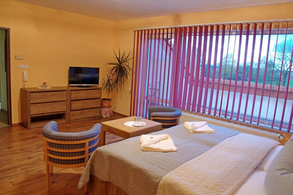 TV and multimedia, Living room, Photo of the whole room, Seating area