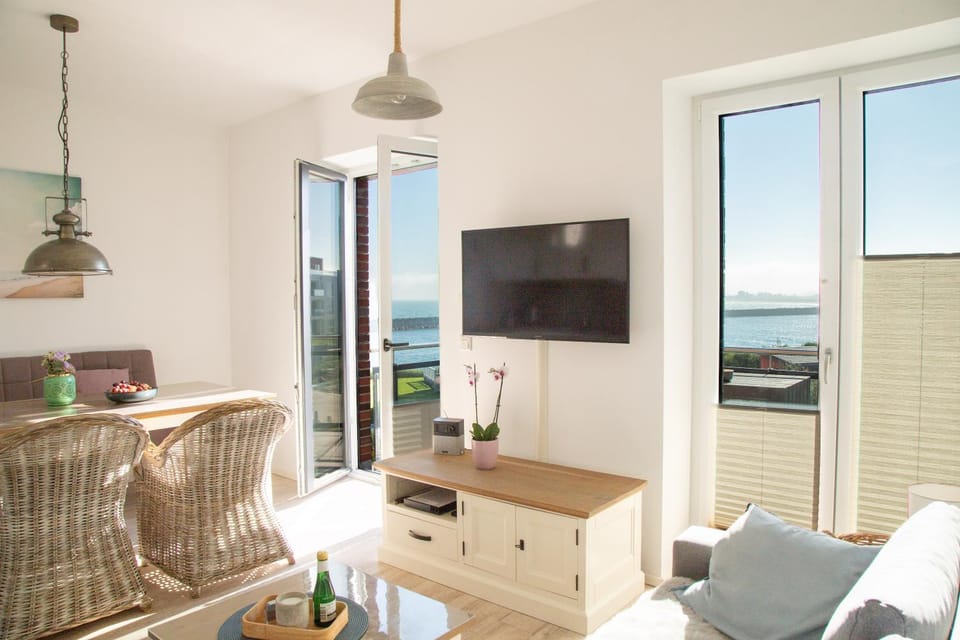 TV and multimedia, View (from property/room), Seating area, Dining area