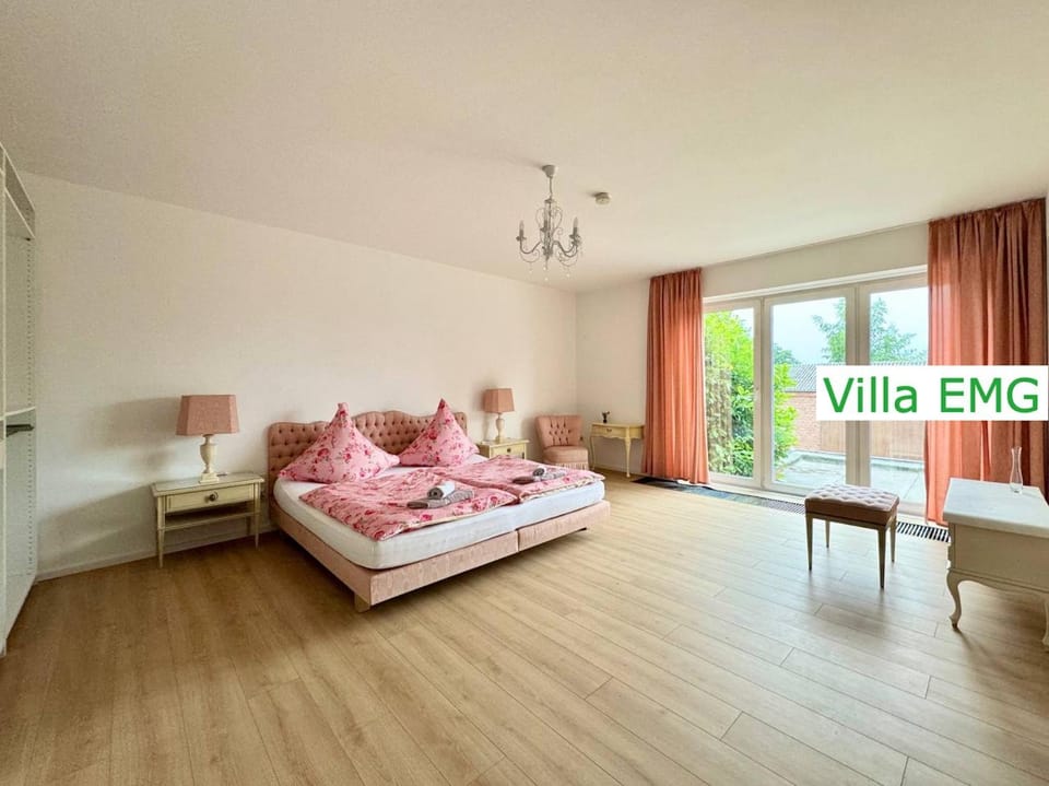 Bed, Photo of the whole room, Decorative detail, Seating area, Bedroom, towels, wardrobe
